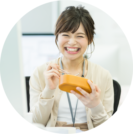 血圧を気にしておいしそうに無洗米GABAコシヒカリを食べる女性