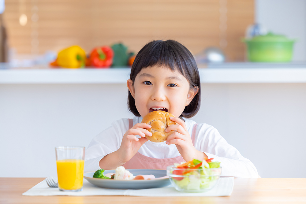 パンを食べる子供