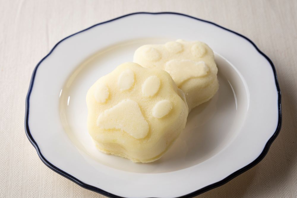 白いお皿の上にのる米粉のグルテンフリー蒸しパン