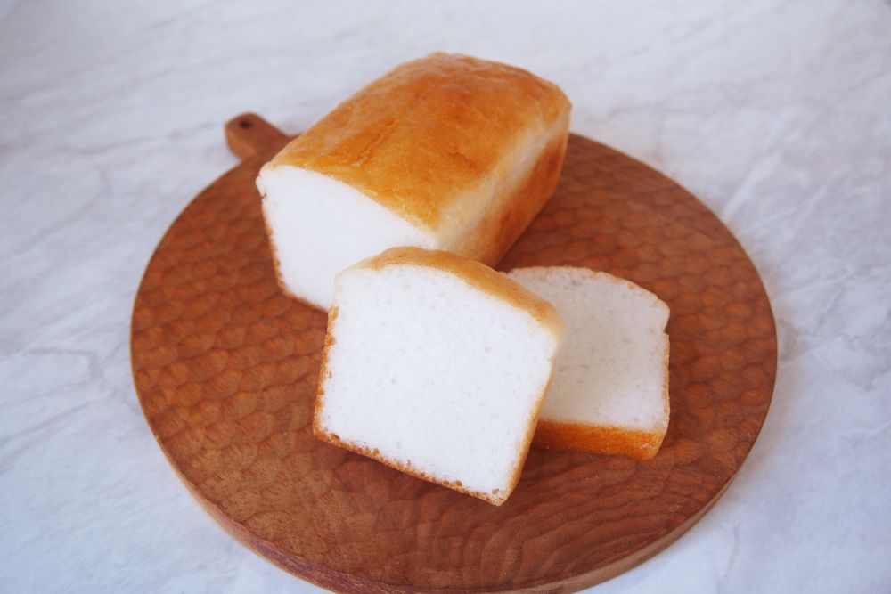 木のプレートの上にのる米粉100%食パン