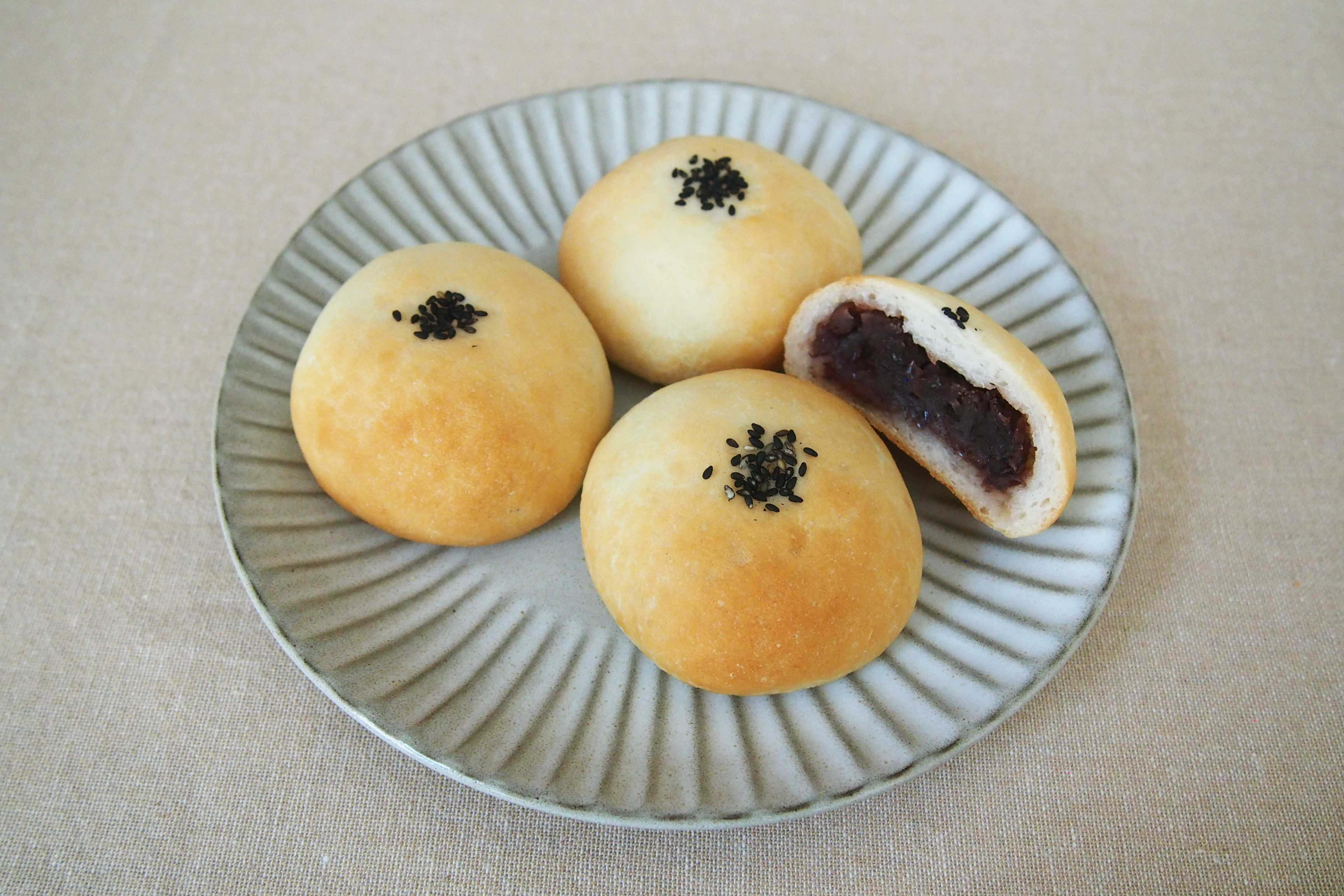 お皿の上に置かれたあんぱん