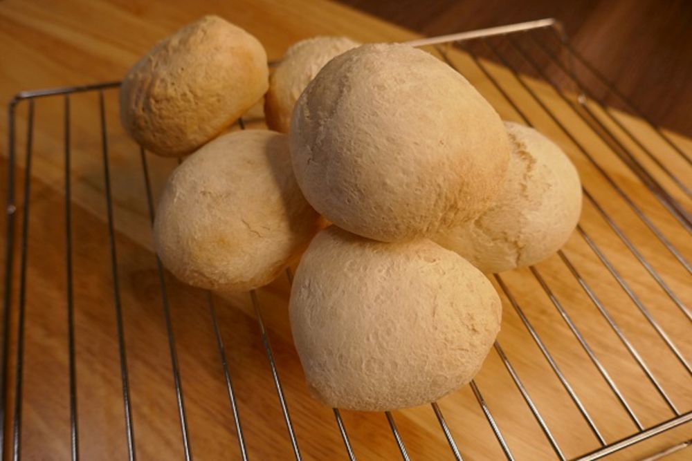 金網の上にのる米粉丸パン