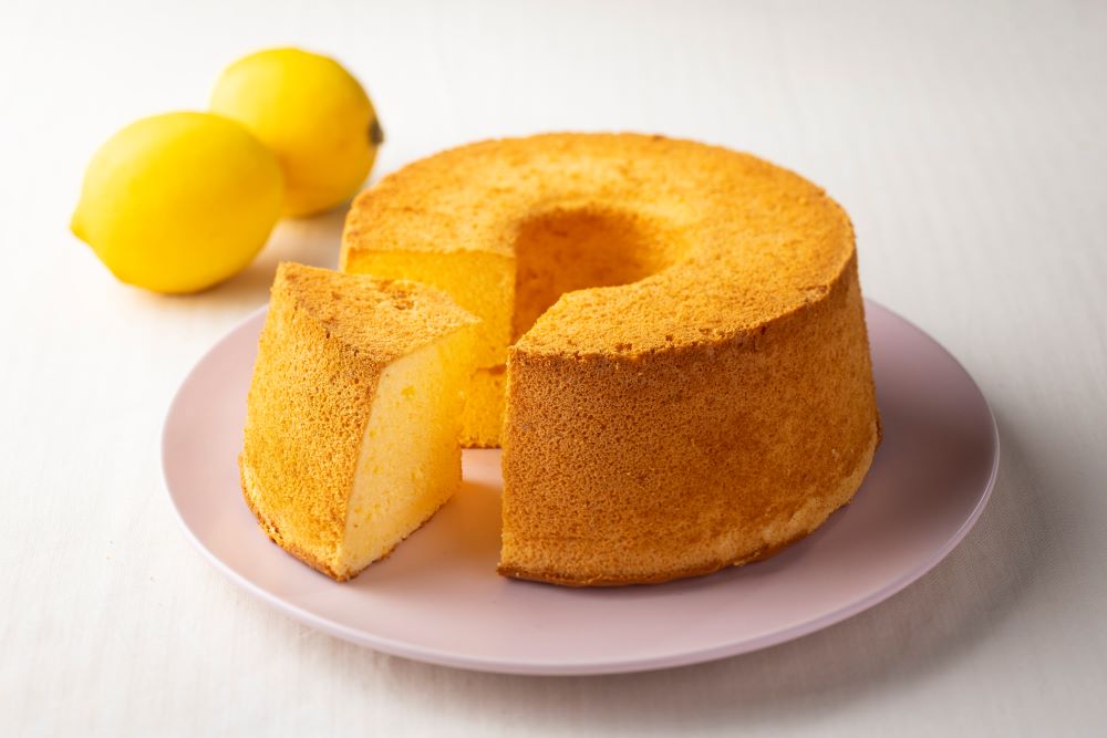 白いお皿の上にのるカットされた米粉のはちみつレモンシフォンケーキ