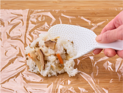 ラップの上にのせられたご飯