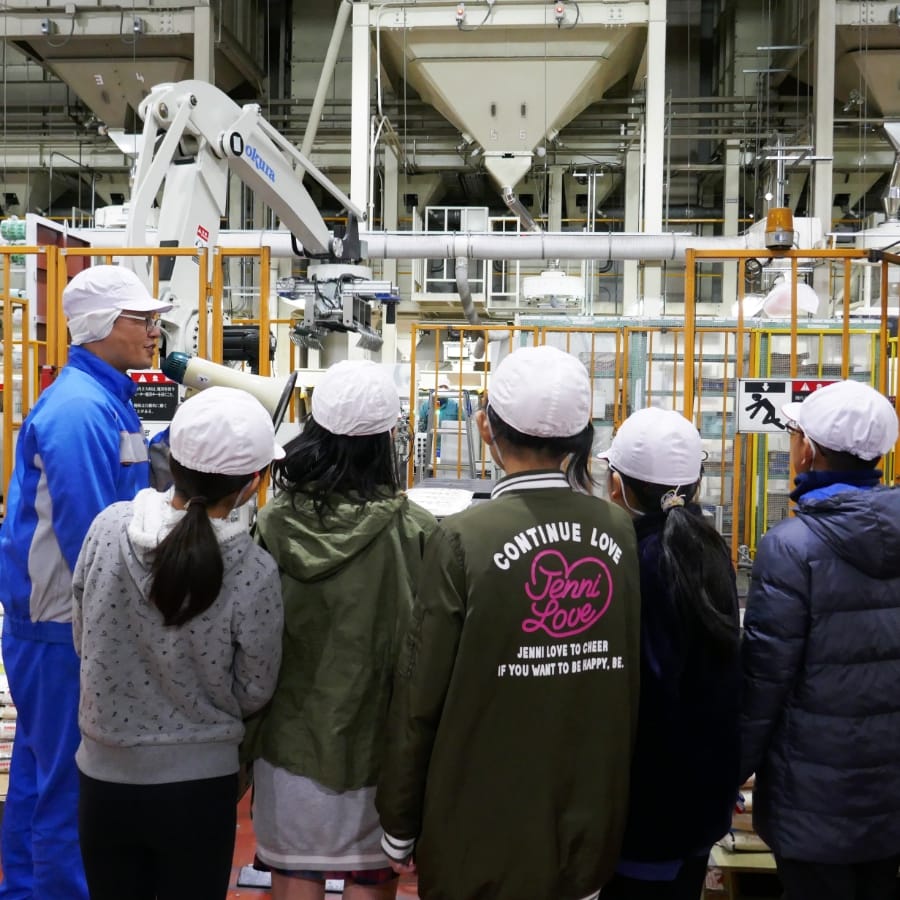 包装されたお米は工場一の力持ちロボットのパレタイザーで積み上げていきます。