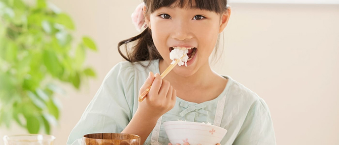 お米を食べる少女