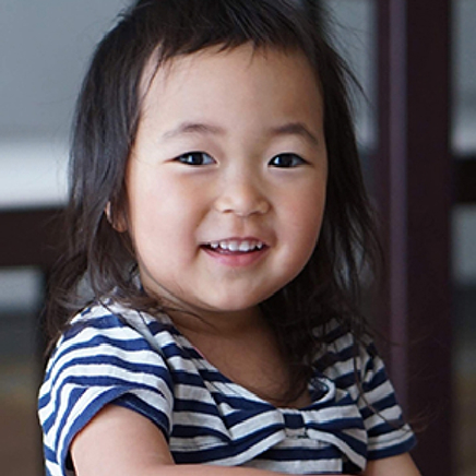 こちらを見つめる子供